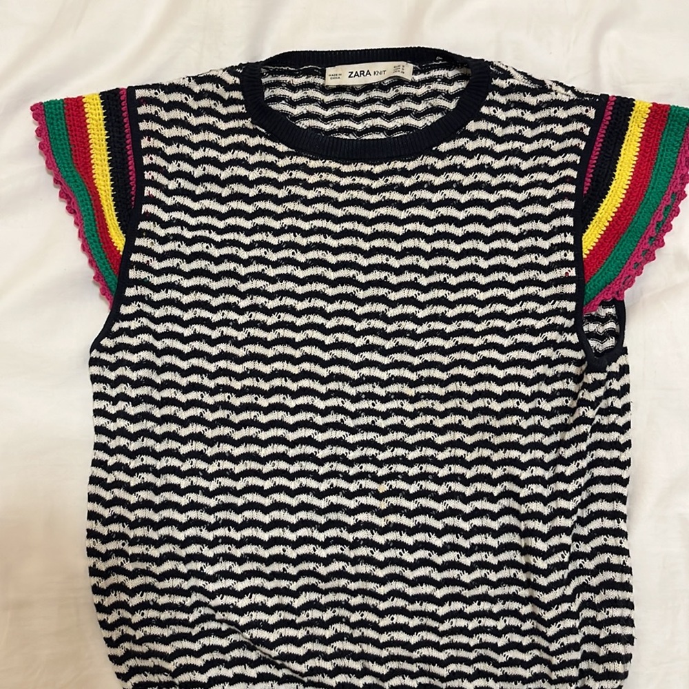 Zara Black and White Pattern Knit Tee with Colorful sleeves size S